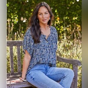 Women’s Karen Kane Short Sleeve Button Down Floral Blouse. Flowy. Viscose.